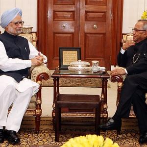PM, Sonia's visit to Rashtrapati Bhawan sparks speculation