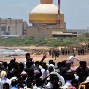 Kudankulam protesters form human chain in sea