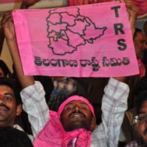 KCR keeps all guessing on merger, Congress woos TRS MLAs