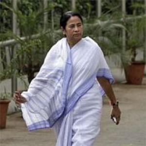Mamata spurns govt's friendly overtures towards Hasina