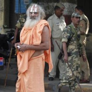 Ayodhya yatra: 50 VHP activists held; warrants against 300