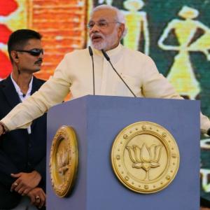 Modi's Mahatma act in Mumbai: Vote for India
