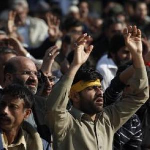 Fuming Pak Shias refuse to bury Quetta blast victims