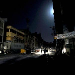 In PHOTOS: Pakistan plunges into darkness