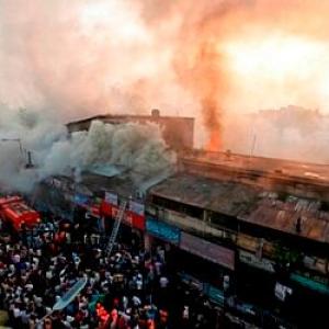 Fire in Mumbai slum destroys hundreds of houses