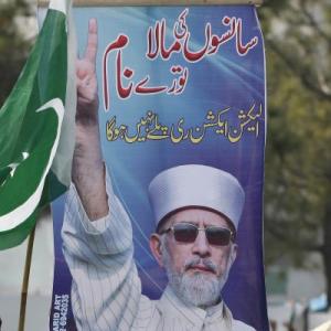 Defiant Qadri sets a day's deadline for Pak govt to quit