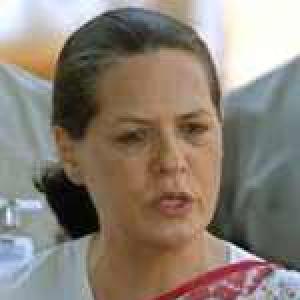 Sonia steps up Telangana consultations, no decision yet