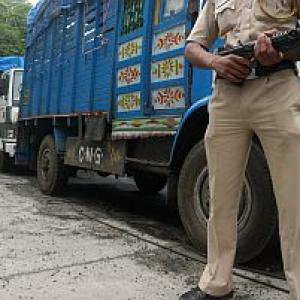 Over Rs 2500 crore seized from 4 trucks in Mumbai