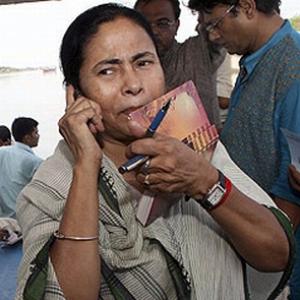 Mamata calls YSR's wife; Congress, TDP worry