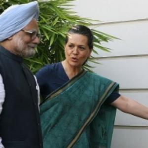 Telangana: PM, Andhra ministers meet Sonia