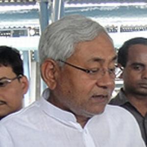 Nitish welcomes panel to decide state status, BJP fumes