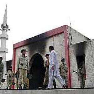 15 killed in blasts in Pakistan mosques