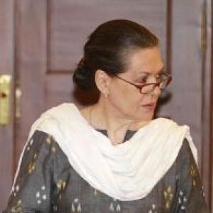 Naxal attack: Sonia appreciates courage of Cong leaders