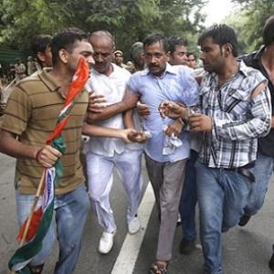 Congress, BJP tear into Arvind Kejriwal over Hazare's CD