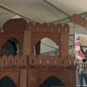 Cong moves EC against Modi's 'poisonous' remark, using Red Fort replica