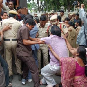 AP: Seemandhra bandh cripples life; Congress leaders targeted