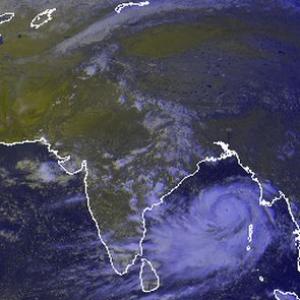 Thousands flee Cyclone Phailin as winds pick up