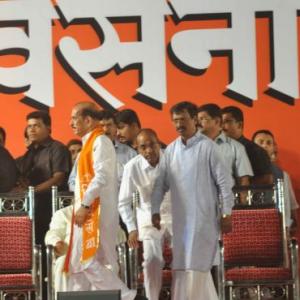 Shiv Sena workers force Manohar Joshi to leave Dussehra rally
