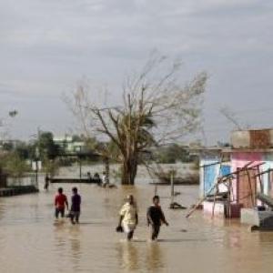 Four choppers evacuate marooned people, airdrop relief items