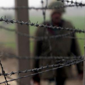 India puts up 'Death Trap' at border, Pak sees RED