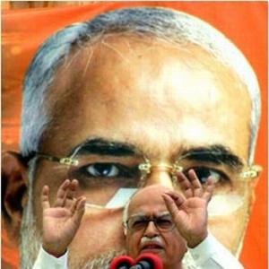 After sulk, Advani praises Modi in Korba rally