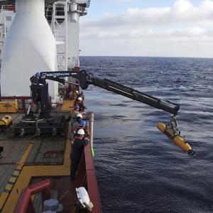 Robotic sub makes another attempt to locate MH370