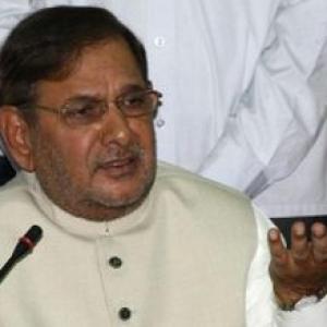 Sharad Yadav visits 'bahubali's' mother to seek her blessings