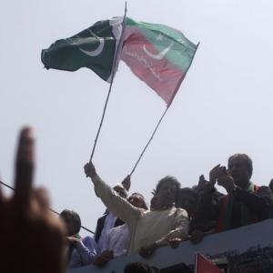 Fearing civil disobedience, Pak govt to hold dialogue with protesters