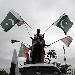 Pak anti-government protesters threaten to invade Red Zone