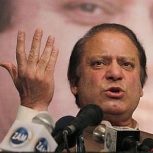Pak standoff continues, Khan, Qadri adamant on Sharif's ouster