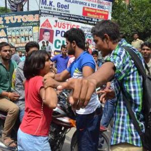 Woman comes to husband's aid, thrashes men in busy street