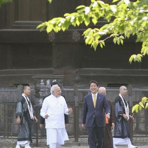 PM visits Kyoto's famous Toji, Kinkakuji temples with Shinzo Abe