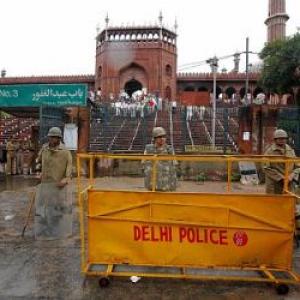 Tough time for Delhi Police personnel at Kejriwal dharna site