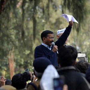 Prepared for 10-day siege, Kejriwal goes on protest against Delhi cops