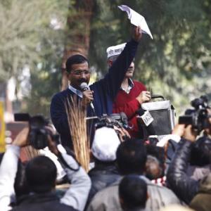 Kejriwal defends dharna; decries 'paid journalism'