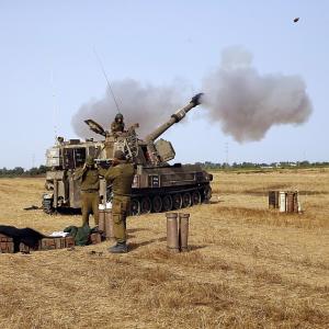 Gaza bombardment continues, Israeli tanks at border