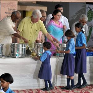 Rajasthan: When Bill Clinton served food to schoolchildren