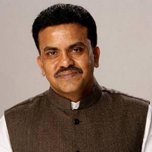 Sanjay Nirupam gets reprieve over articles on Nehru, Sonia