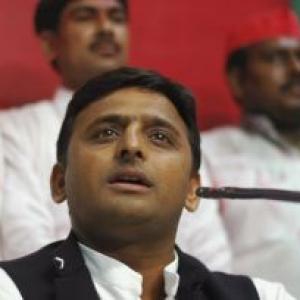 Akhilesh holds meet with top officials, asks them to introspect