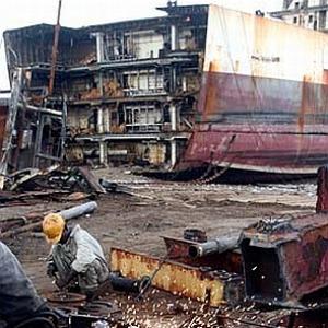 5 killed in blast at ship breaking yard in Gujarat