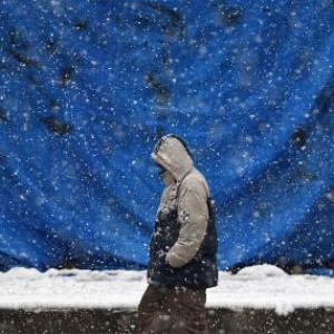 Unexpected snowfall slackens poll campaigning in Kashmir