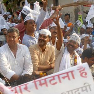 Kejriwal begins Varanasi road show; confident of record victory