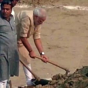 Modi cleans Assi Ghat, nominates UP CM, 8 others for Swachh Bharat