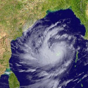 Fear looms large as cyclone Hudhud heads for Odisha