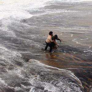 Cyclone Hudhud slams into Andhra coast at over 180 kmph