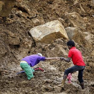 Sri Lanka landslide: Nearly 200 people buried alive