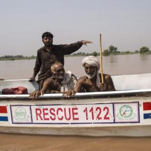Pak army deploys choppers, boats for flood relief, toll 261