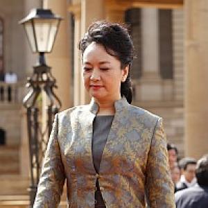 Watch out for the charming Peng Liyuan
