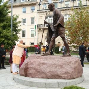 PM Modi pays tribute at Gandhi memorial in Washington