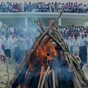 At farmer's cremation, 'jai jawan, jai kisan' chants ring loud